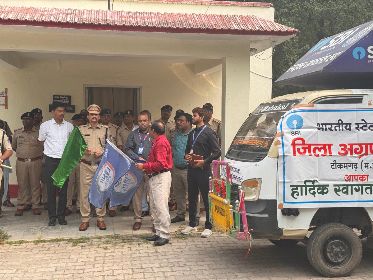 SPTikamgarh's tweet image. राष्ट्रीय #CyberSecurityMonth के अंतर्गत पुलिस अधीक्षक श्री मनोहर सिंह मंडलोई व कलेक्टर श्री विवेक श्रोतीय द्वारा पुलिस बल को साइबर सुरक्षा की शपथ दिलाई एवं साइबर जागरूकता रथ को हरी झंडी दिखाकर रवाना किया 🚓✨
👉 संदेश: जागरूक रहें, सुरक्षित रहें! @DGP_MP @mohdept @MPPoliceDeptt