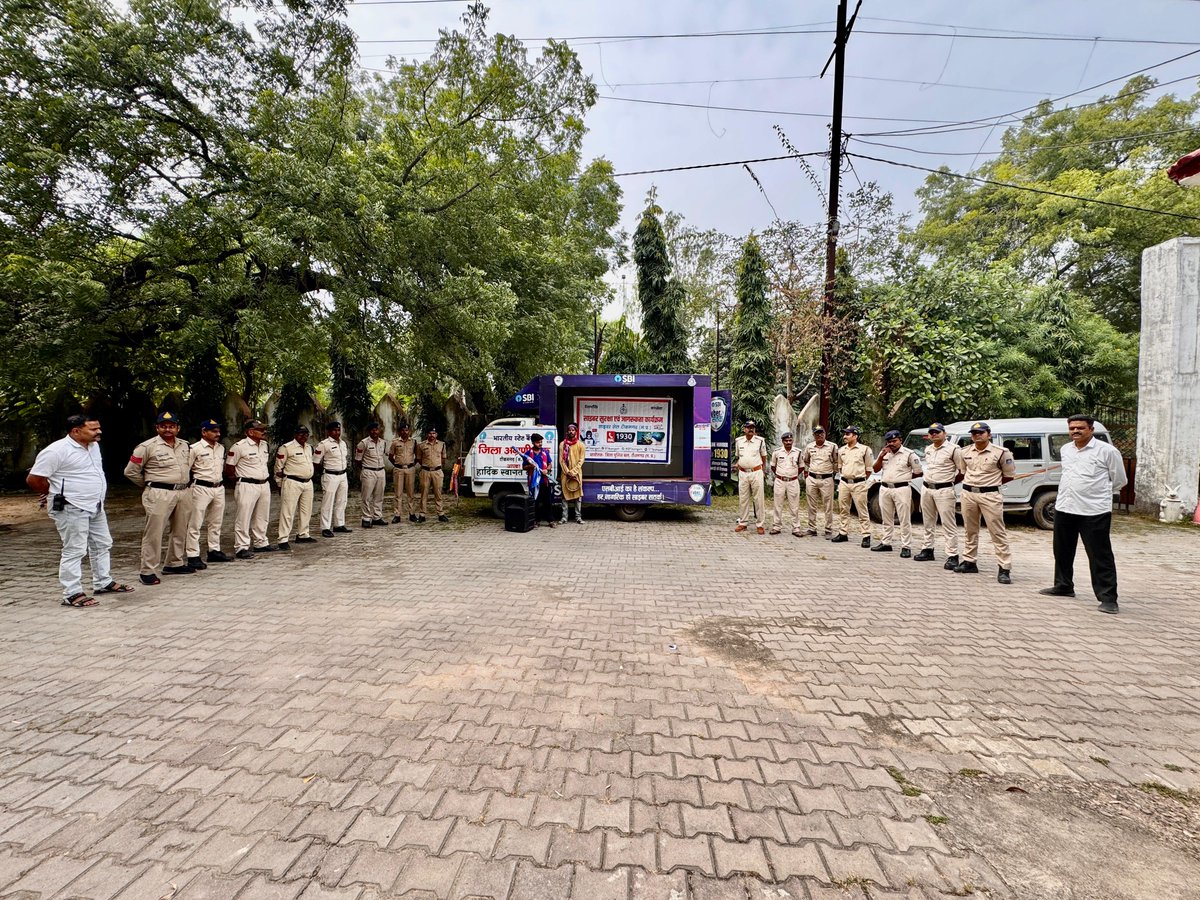 SPTikamgarh's tweet image. राष्ट्रीय #CyberSecurityMonth के अंतर्गत पुलिस अधीक्षक श्री मनोहर सिंह मंडलोई व कलेक्टर श्री विवेक श्रोतीय द्वारा पुलिस बल को साइबर सुरक्षा की शपथ दिलाई एवं साइबर जागरूकता रथ को हरी झंडी दिखाकर रवाना किया 🚓✨
👉 संदेश: जागरूक रहें, सुरक्षित रहें! @DGP_MP @mohdept @MPPoliceDeptt