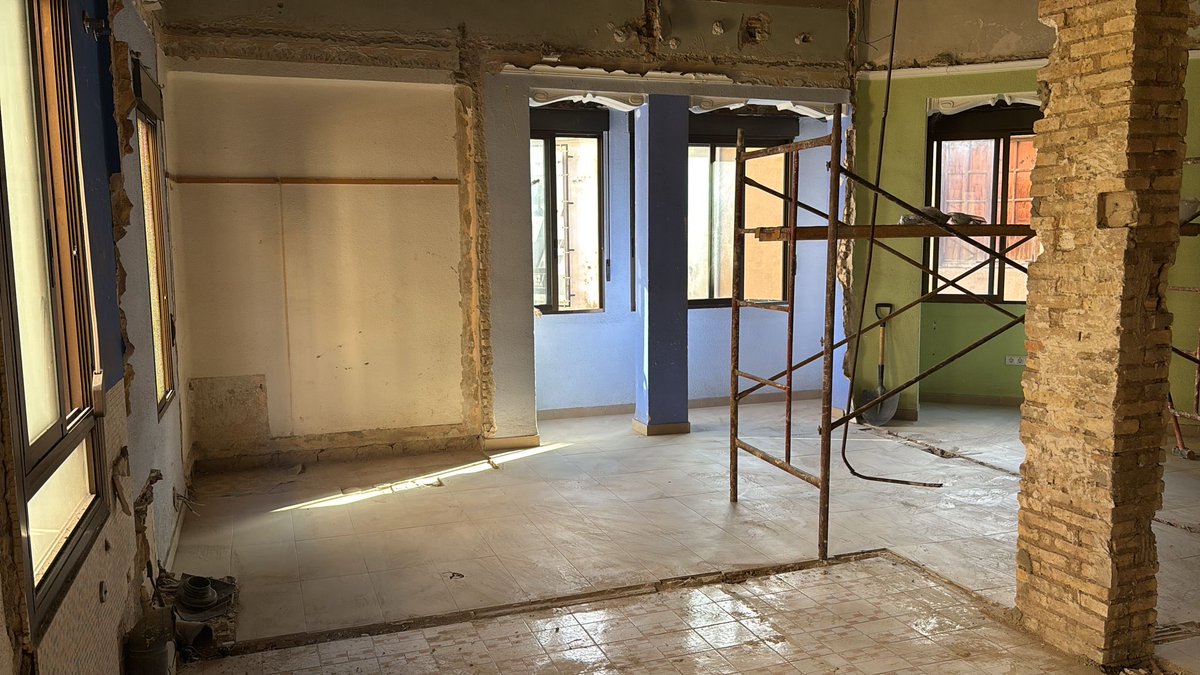 danvdhorst's tweet photo. Eerst slopen en daarna bouwen!
DH-Property is recent begonnen met de sloopwerkzaamheden van ons nieuwe project in Valencia.
Hier zullen wij voor onze huurders luxe kamers en hotelruimtes ontwikkelen.
Binnenkort te huur via #dhproperty! https://t.co/oMVKrQUfy9