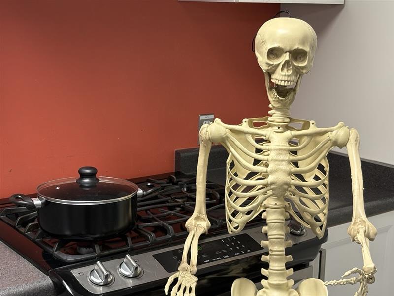 This Halloween, kitchen fires are scarier than any ghost! Keep sleeves, costumes &amp; décor away from flames, never leave cooking unattended, test smoke alarms, and keep a lid handy for pan fires. Cook safely, keep it spooky &amp; enjoy your feast — “Bone”-appétit! 💀🎃 #FireSafety