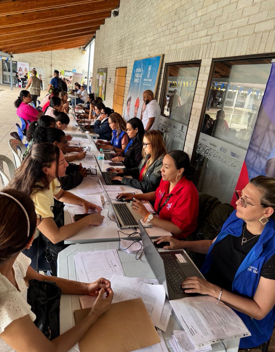 reysbs_c28's tweet photo. Mega Feria de empleo desde el parque biblioteca de Belén en Medellín donde conectamos más de 800 ciudadanos con la oferta APE SENA. https://t.co/iHvWPSIpEI
