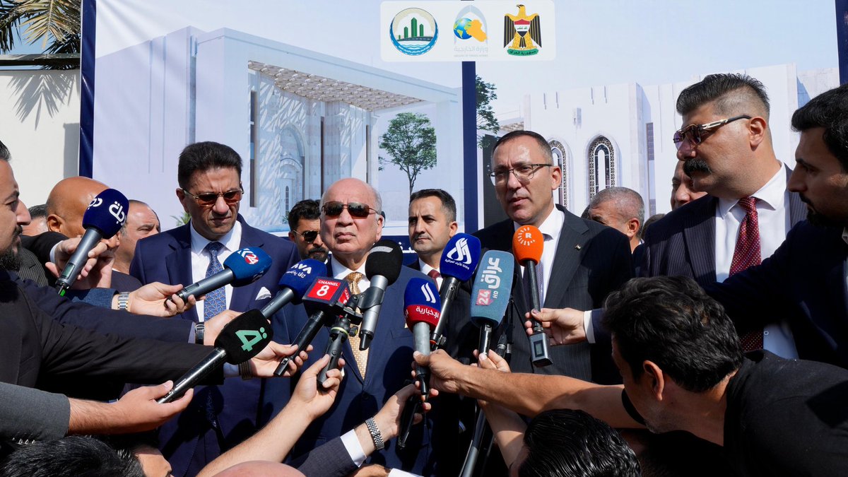 اجرينا اليوم زيارة الى سفارة دولة فلسطين في بغداد، اكدنا موقف العراق الثابت والداعم للقضيّة الفلسطينيّة والحقوق المشروعة للشعب الفلسطيني، كما وضعنا حجر الاساس لبناء دار سكن سفير دولة فلسطين في بغداد تعبيراً عن عمق العلاقات الاخوية بين بلدينا.