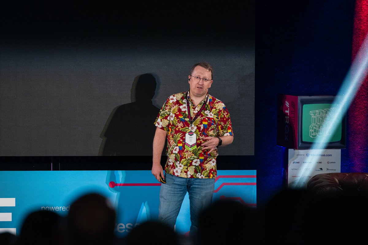 AndresGarciaM's tweet image. Prompts Wars: IA en la línea de comandos, por Javier Alonso, Product Designer en Docker @oyabun @Docker @tarugoconf #TRGx