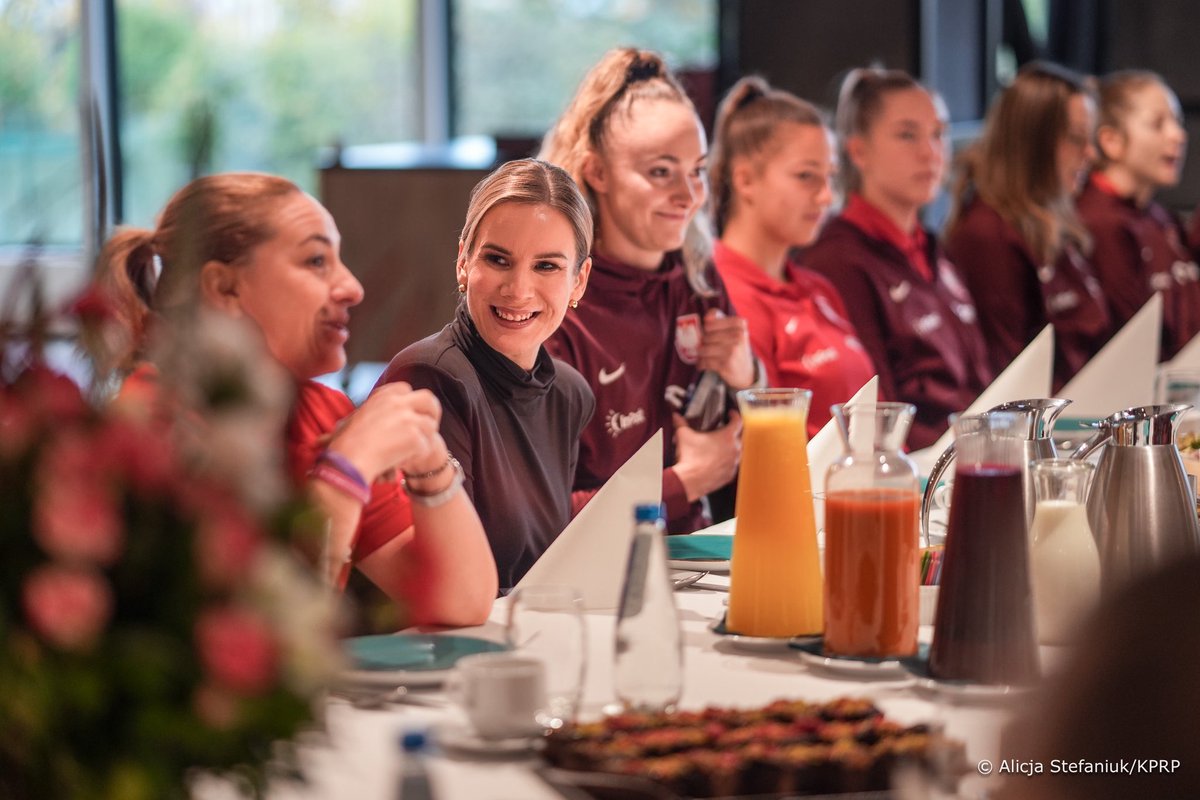 Pierwsza Dama Marta Nawrocka spotkała się dziś w Gdańsku z reprezentacją Polski kobiet w piłce nożnej, gdzie już o godzinie 18:00 nasza drużyna rozegra mecz z Holandią - trzymajmy kciuki za Biało-Czerwone! 🇵🇱⚽️