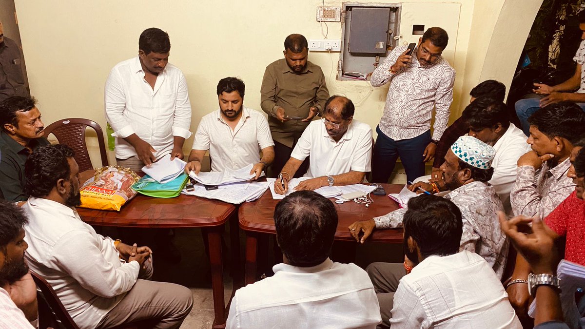 Ashish_BRSParty's tweet photo. A huge review of booth committee incharges and daily follow-ups along with MP #RaviChandra garu, ensuring stronger groundwork and making victory inevitable for Sri #MagantiSunithaGopinath garu in the #Jubilee Hills by-elections.
#JubileeHillsByElection #TeamWorkForVictory #BRS https://t.co/I7zQdfzs5L
