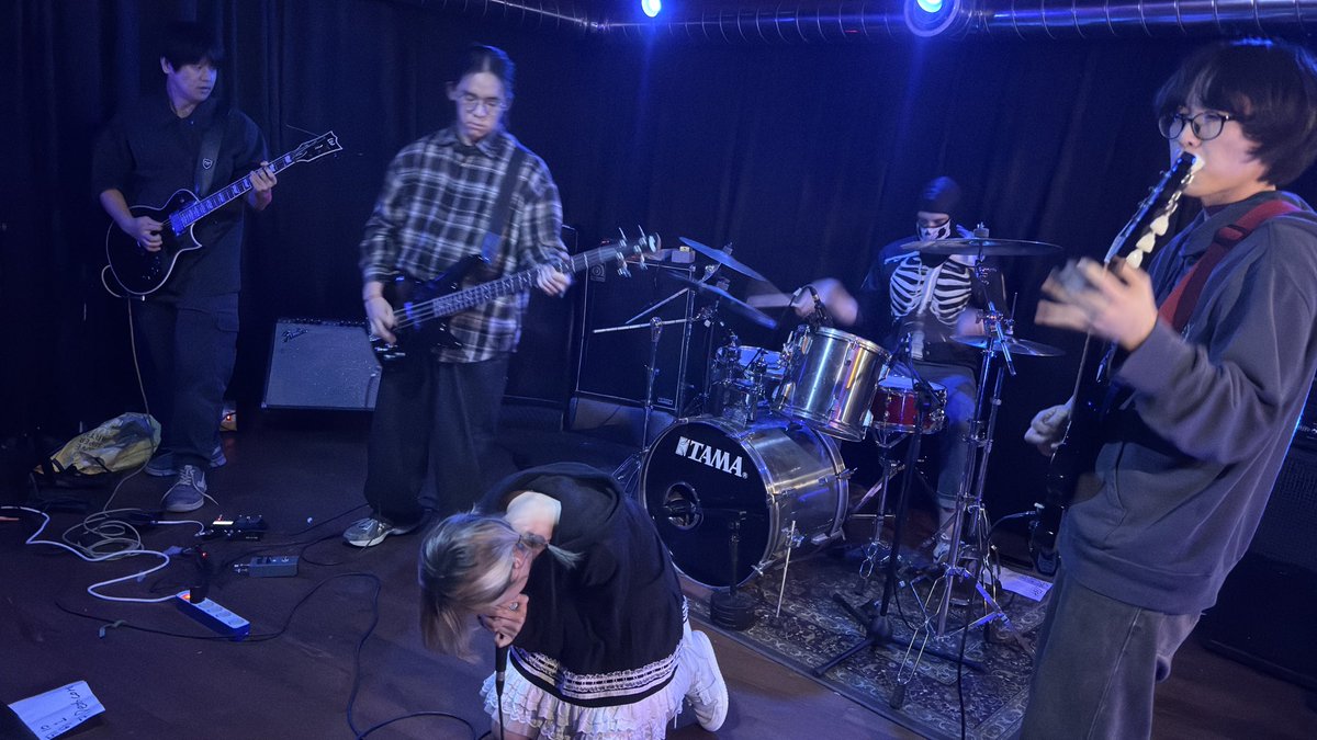 HxC_BlackMurder's tweet photo. Desonide 공연 시작 #Desonide #데소나이드 #SLANT_EuroTourKickOffShow #BABYDOLL #베이비돌 #신촌 #Sinchon #서울 #Seoul https://t.co/gDLuCFxiK6