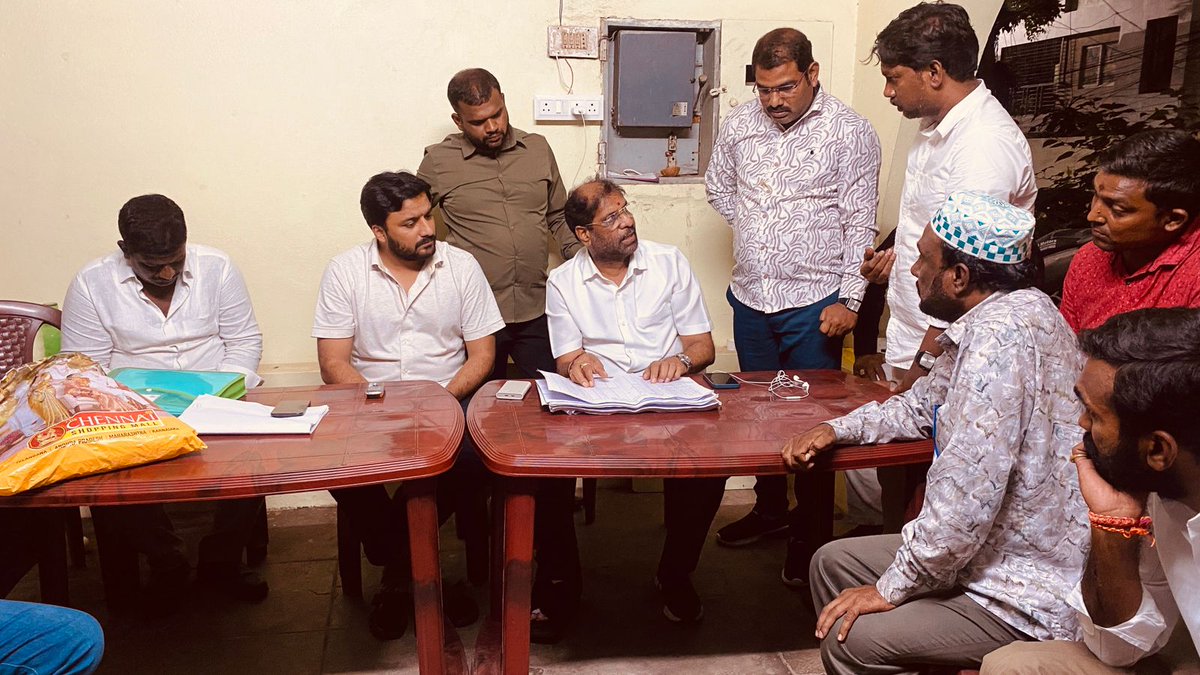 Ashish_BRSParty's tweet photo. A huge review of booth committee incharges and daily follow-ups along with MP #RaviChandra garu, ensuring stronger groundwork and making victory inevitable for Sri #MagantiSunithaGopinath garu in the #Jubilee Hills by-elections.
#JubileeHillsByElection #TeamWorkForVictory #BRS https://t.co/I7zQdfzs5L