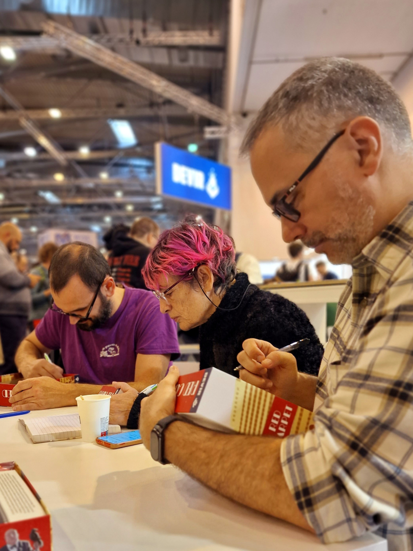 devirgames's tweet photo. We’ve been over the moon with all the love — and all the signings — at #SPIELESSEN! 🔥
Fans got their Devir games signed (and some epic pics too 📸).
Who would you love to meet? 👀
#devirgames #spielessen #boardgames https://t.co/pUzTtRmosw