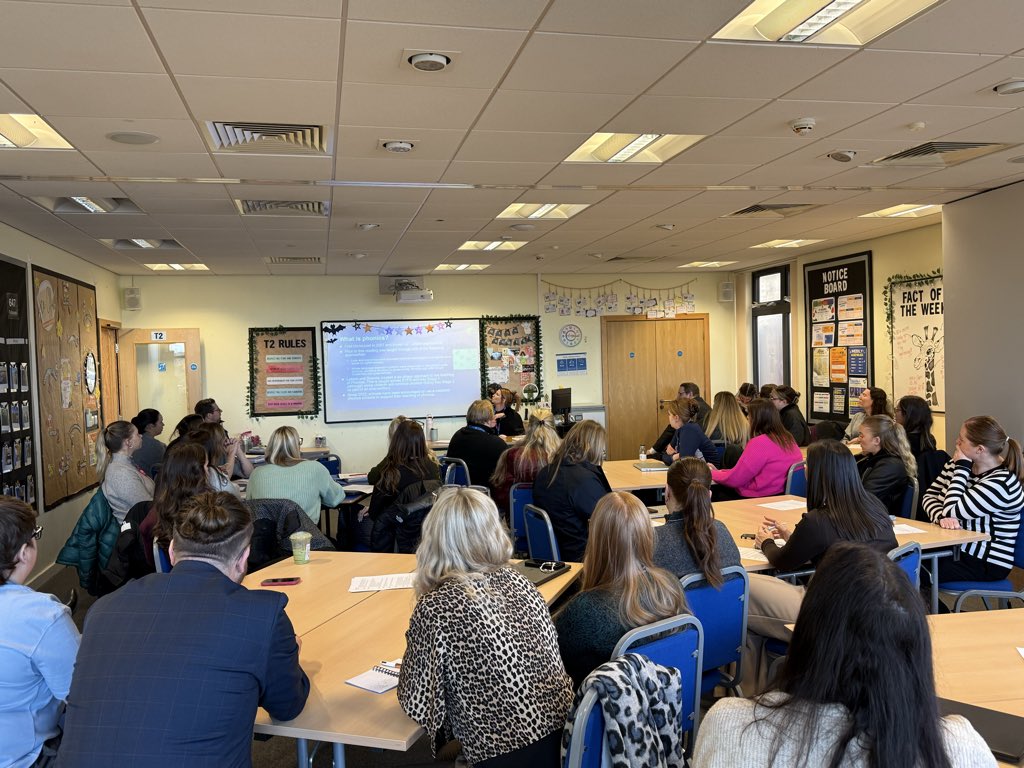 Today during our INSET day, Mrs Finlay is leading drop-in Phonics sessions - giving staff practical ideas and strategies to help our students grow in their reading and comprehension.💬✨ 

#TeamHeanor