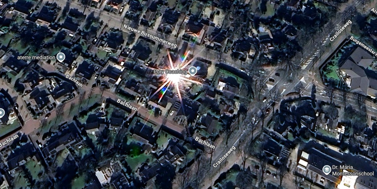Toch grappig als je even over Huizen gaat bij Google Maps. Is het een fout? Of wat er iets zo erg aan het schitteren in de tuin dat deze 🌟zichtbaar werd.
