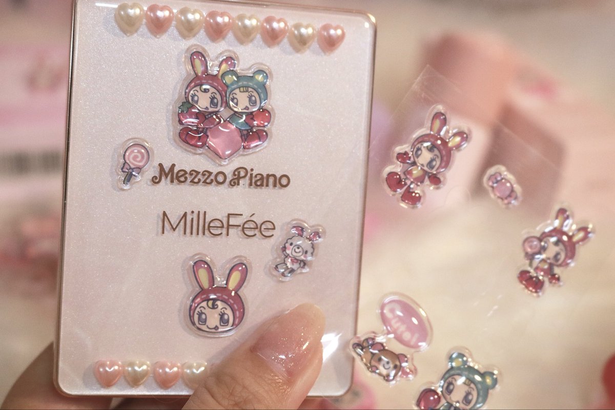 Harada_Mao's tweet photo. (あのころの…平成女児…聞こえますか…？MilleFéeから…メゾピアノコラボコスメが出ます……ぷくぷくシールとかフィギュアが付いてます…しかも大人のゥチ等が使える色味…買いです……)

#PR  #MilleFée  #メゾピアノ https://t.co/miWX8tWokL
