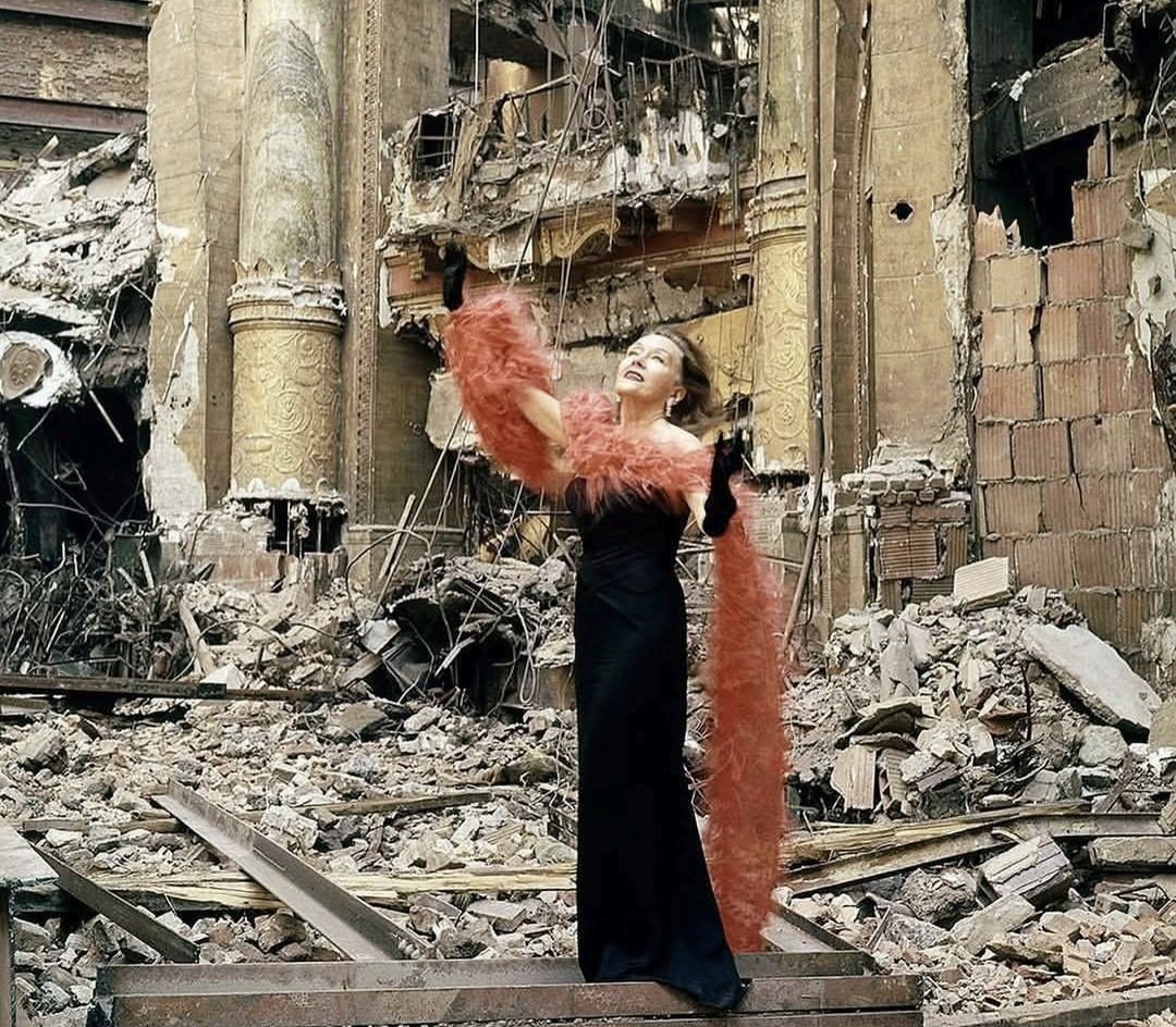 mrbryanjohn's tweet image. Sometimes you just need this photo. #timelinecleanse #IYKYK ✨️🌹