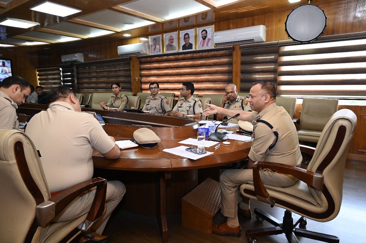 opsinghips's tweet image. आज मैंने हरियाणा पुलिस के ADG से लेकर हेड कांस्टेबल स्तर 500 से भी अधिक फील्ड #पुलिस अधिकारीयों से वीसी के माध्यम से वार्ता की। मैंने हरियाणा पुलिस हाउसिंग कारपोरेशन को कहा कि सारे नाके, चौकी और थानों को अगले पंद्रह दिन में रिपेयर करें और वर्किंग ऑर्डर में लायें। अधिकारियों को…