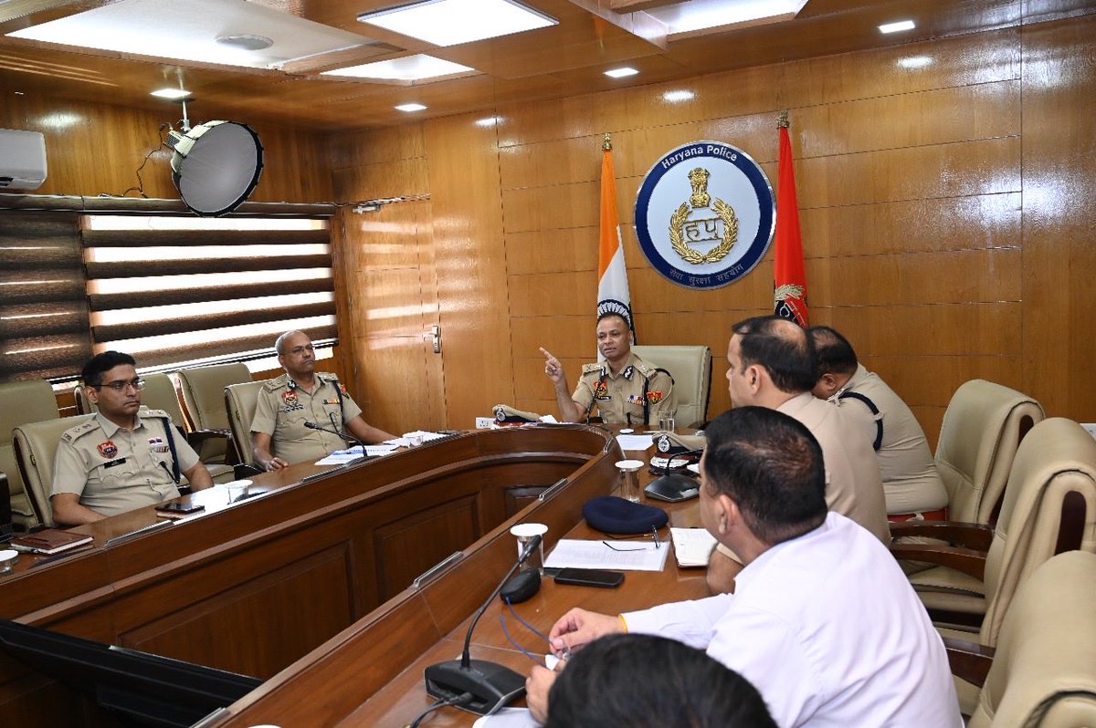 opsinghips's tweet image. आज मैंने हरियाणा पुलिस के ADG से लेकर हेड कांस्टेबल स्तर 500 से भी अधिक फील्ड #पुलिस अधिकारीयों से वीसी के माध्यम से वार्ता की। मैंने हरियाणा पुलिस हाउसिंग कारपोरेशन को कहा कि सारे नाके, चौकी और थानों को अगले पंद्रह दिन में रिपेयर करें और वर्किंग ऑर्डर में लायें। अधिकारियों को…