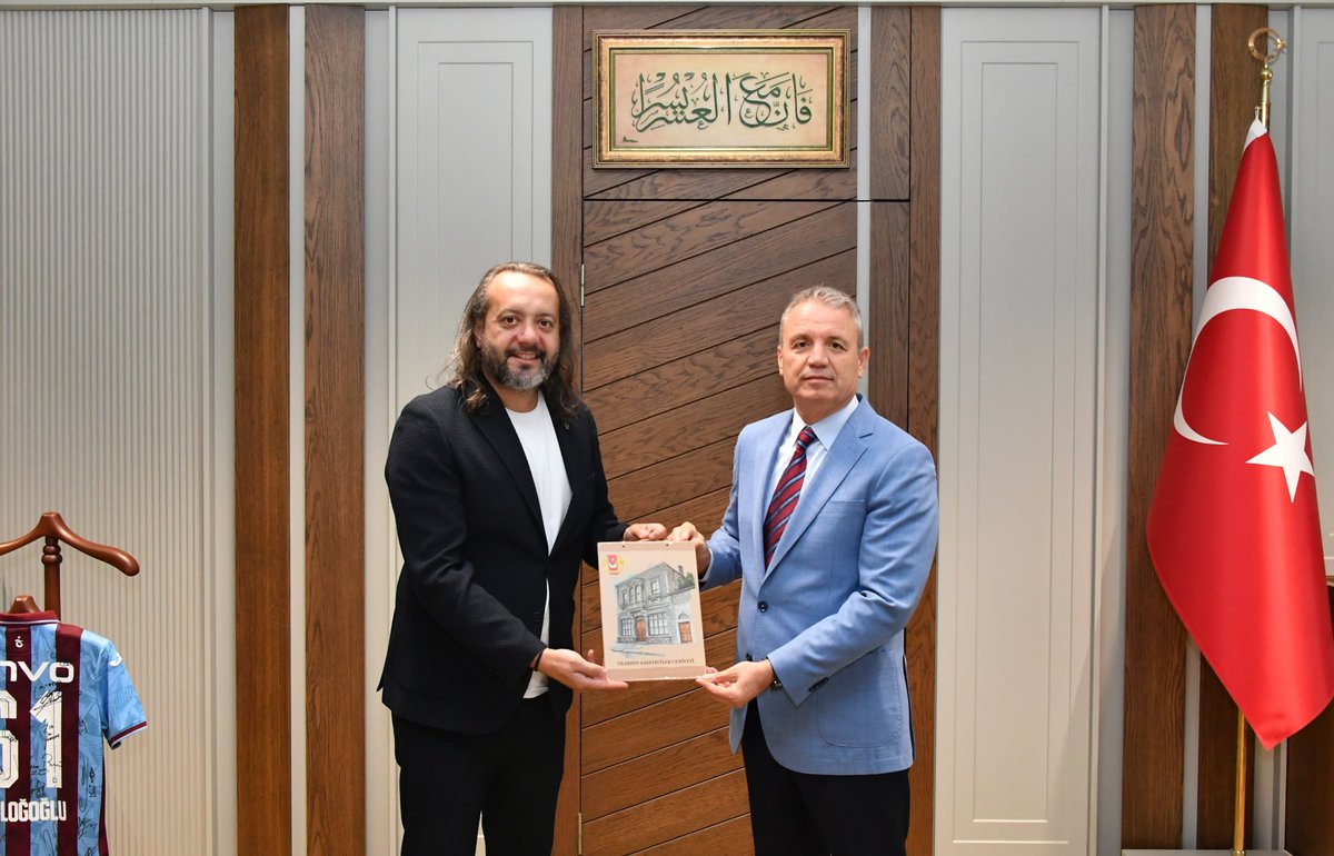 Trabzon Gazeteciler Cemiyeti olarak, İl Emniyet Müdürü Sayın Ali Loğoğlu’nu makamında ziyaret ettik.

Yeni görevinde başarılar dilediğimiz Müdürümüzle, basın–emniyet ilişkilerinin güçlenmesi ve şehirdeki iletişim ortamının daha da iyileştirilmesi üzerine konuştuk
