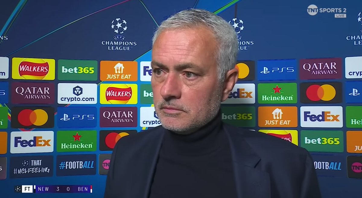 Zajrzałem w ten wątek właśnie ostatnio, gdy przygnębiony Mourinho udzielał wywiadu po klęsce z Newcastle. Wniosek? Szukałbym psychologicznego punktu widzenia w takich aspektach.

Jesteś wierny swoim zasadom, które dały ci sukces. Ale koniec końców, stajesz się ich zakładnikiem.