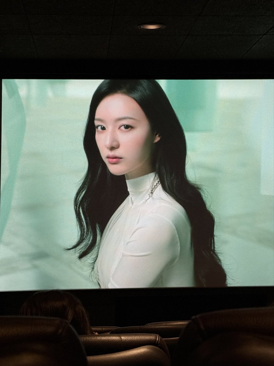 요즘 극장갈 때마다 지원언니 자만추함..♡
스크린으로보는언니 정말 좋다...