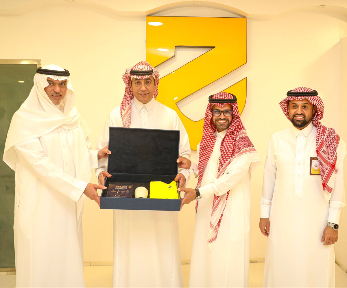 📄| استقبلت إدارة نادي الحزم مساء امس الخميس الموافق 23 أكتوبر 2025م العضو الداعم ورئيس النادي الأسبق أ.سلمان المالك وعدد من المسؤولين ورجال الأعمال من محبي نادي الحزم، وكان في استقبالهم رئيس وأعضاء مجلس الإدارة وفريق العمل في النادي، اطلعوا خلال الزيارة على مرافق النادي