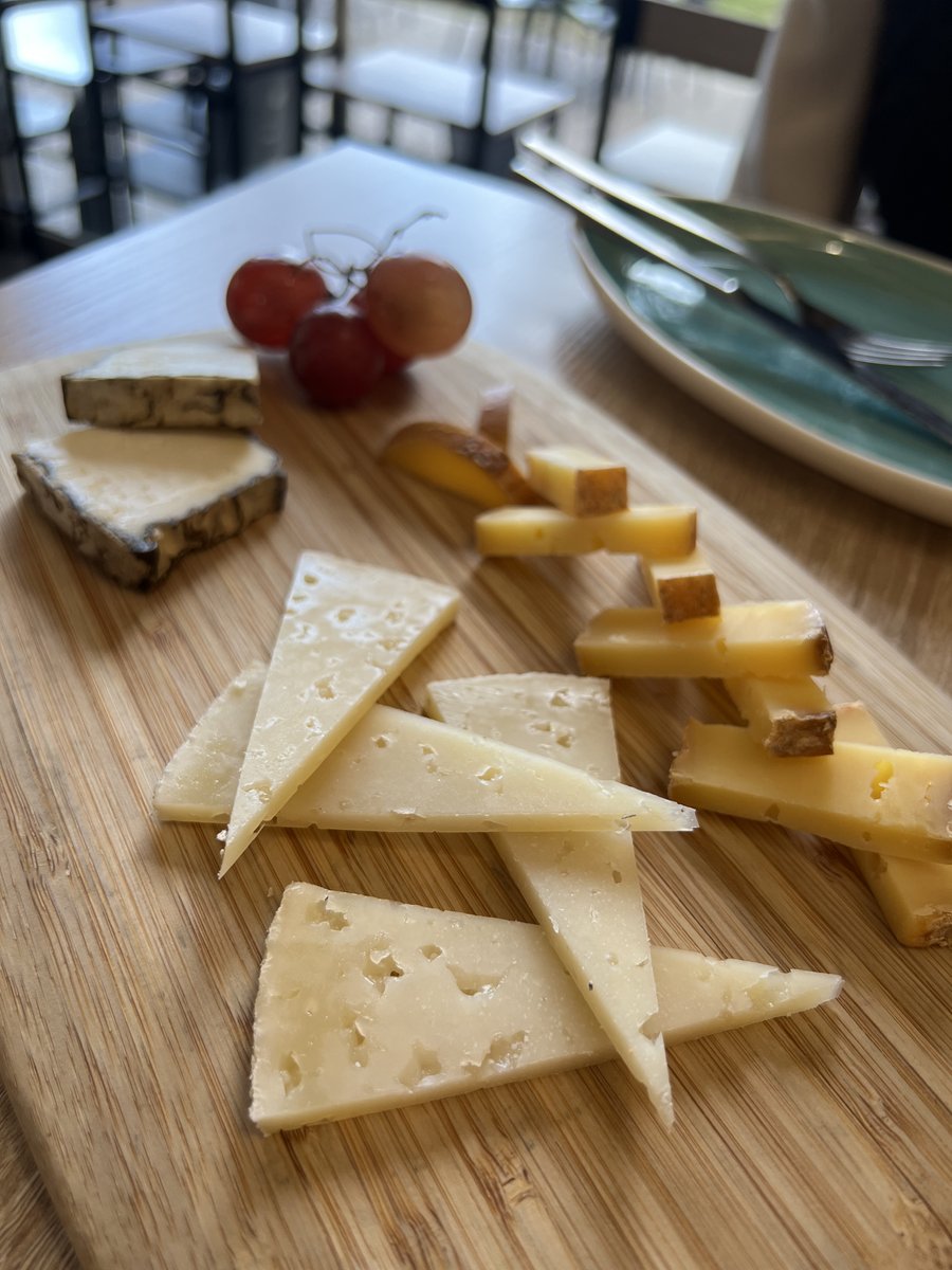 En una tabla de quesos siempre hay hueco para un buen queso de oveja.

Y si es nuestro Granja Perales añejo, mucho mejor 😉🧀