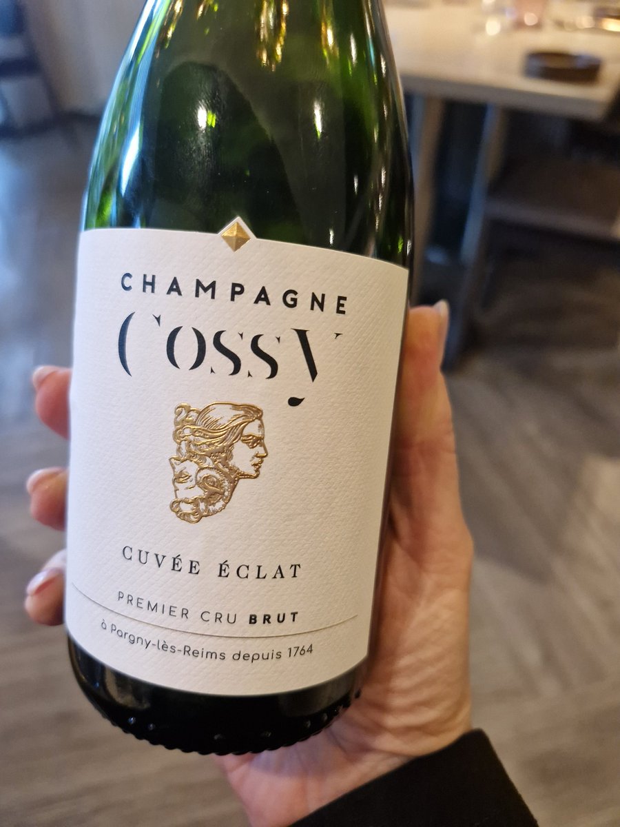 Tänään on samppanjan päivä! Opin tämän tänään palaverissa yhteistyökumppanini kanssa. Tarjosivat minulle tällaista herkkua 🥂🍾