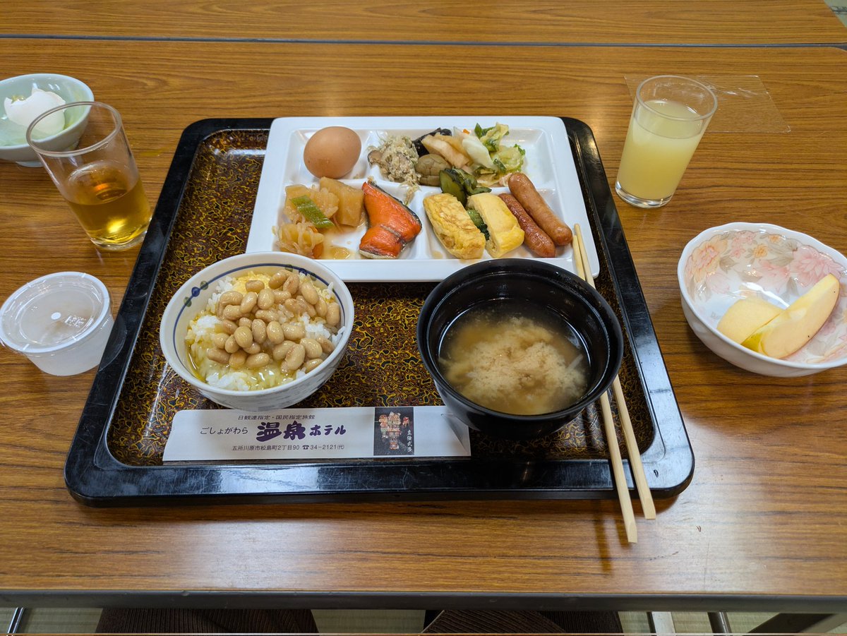 taka60724424182's tweet image. 飯と温泉😄

懐かしい感じの朝食

朝風呂。ずっと貸切状態でした😁

日本海帰りに違う温泉へ。１人ですが家族風呂😄温泉の色はすこし茶色。朝のは無色。朝の方がぽかぽかひかなかった。どちらも👍

晩飯難民になり、やっとありつけた。ちょい郷土料理とたまには日本酒を。
うまし😋

眠い😅