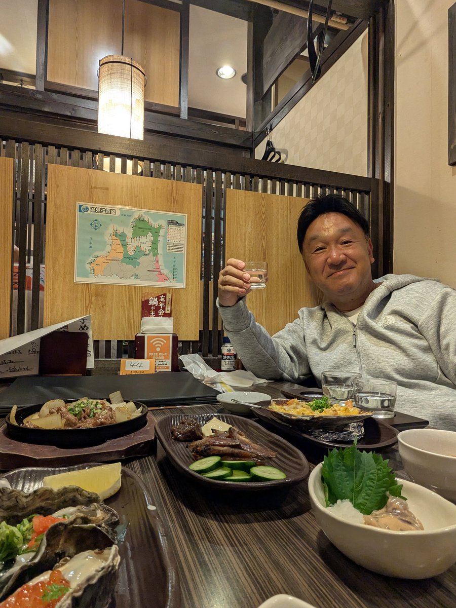 taka60724424182's tweet image. 飯と温泉😄

懐かしい感じの朝食

朝風呂。ずっと貸切状態でした😁

日本海帰りに違う温泉へ。１人ですが家族風呂😄温泉の色はすこし茶色。朝のは無色。朝の方がぽかぽかひかなかった。どちらも👍

晩飯難民になり、やっとありつけた。ちょい郷土料理とたまには日本酒を。
うまし😋

眠い😅