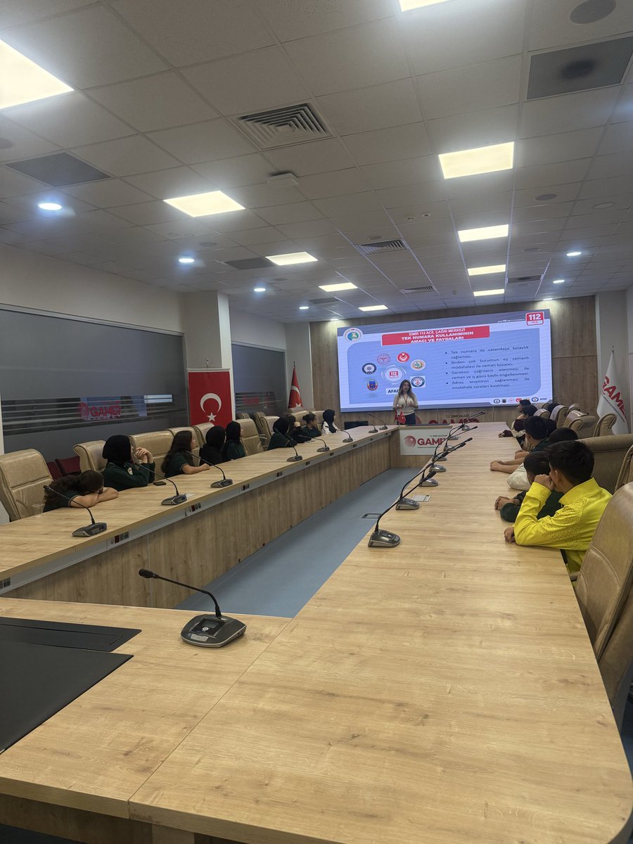 izmir112acm's tweet image. Tanıtım Faaliyetleri kapsamında kurumumuza gelen Bornova Yunus Emre Ortaokulu 8. Sınıf öğrencilerimize  İzmir 112 Acil Çağrı Merkezi tanıtımı yapılmış, 112 Tek Numara Eğitimi verilmiştir. Ziyaretleri için okulumuza teşekkür ederiz.
@112teknumara @TC_icisleri @izmirvaliligi