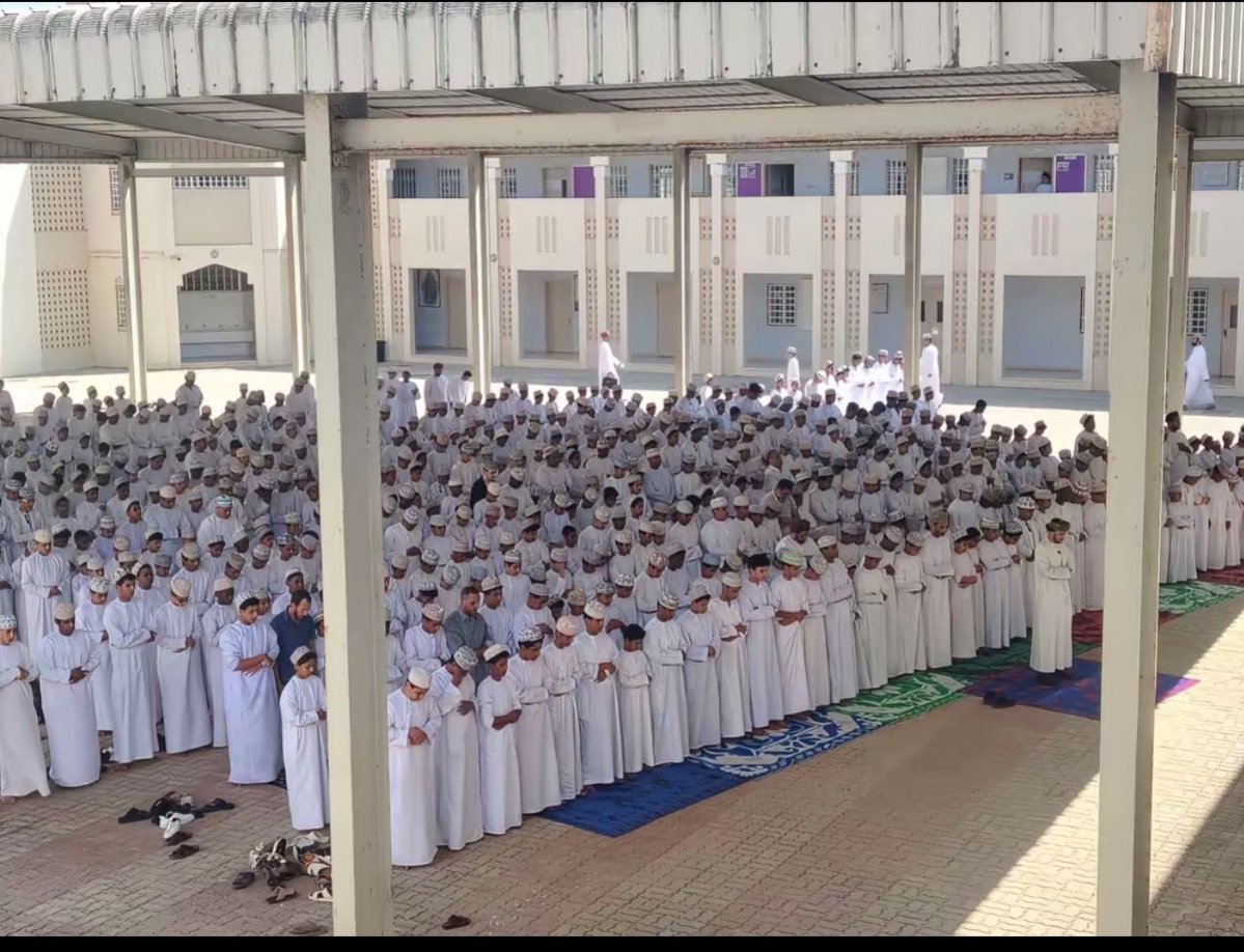 كلما لمحت ضوء جميل من بعيد يتوارى سريعا ويبدوا ان البعض لا يراه ضوءا بقدر ما يرونه سرابا سريعا ويبدوا ان ضوء الأمل  لا يضيء كثيرا في مملكة التعليم ..