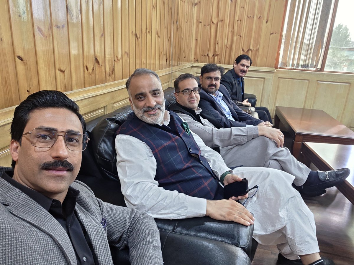 salmanalisagar's tweet photo. @JKNC_ @oberoi_shammi @MubarakGul_ @Surinderch55 @MushtaqGuroo @mianmeherali @masoodi_hasnain Waiting for results, hopeful of grand victory inshallah.
#VictoryFor @JKNC_ โ๏ธ https://t.co/42FcrGYPTM
