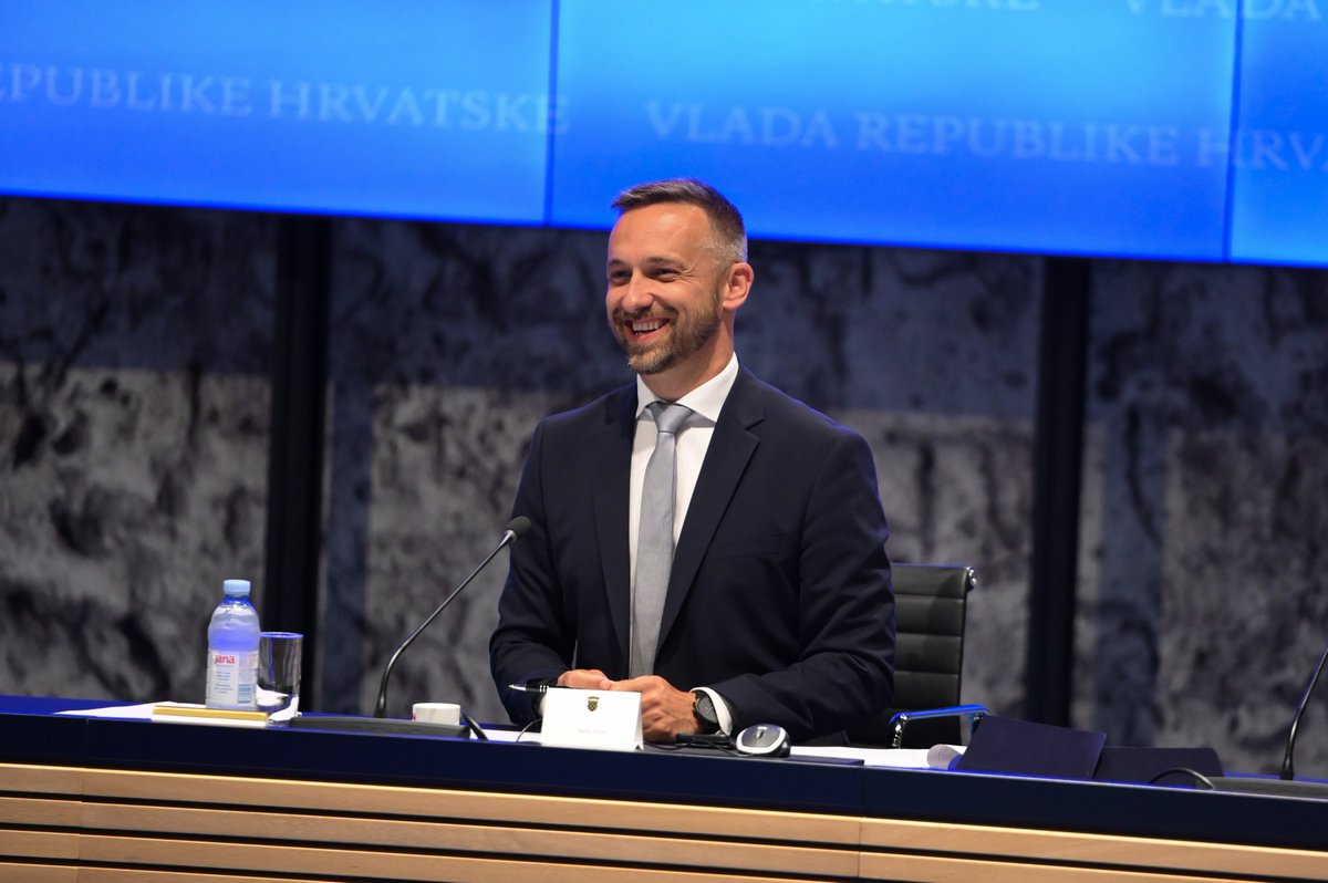 VladaRH's tweet image. PVRH @AndrejPlenkovic: Kao i svake godine u listopadu, na današnjoj #sjednicaVRH, sukladno Zakonu o minimalnoj plaći, donosimo Uredbu kojom se utvrđuje visina minimalne plaće. Nakon pažljivog razmatranja, smatramo da je primjereni iznos minimalne bruto plaće za 2026.➡️1.050 €.