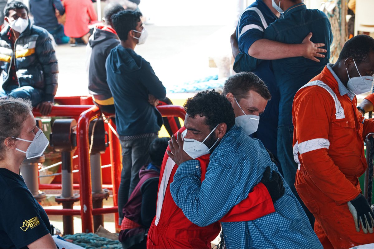 Die zivile Seenotrettung sorgt seit 10 Jahren dafür, dass diese Menschen auch zum Stadtbild gehören und nicht namenlos auf dem Meeresgrund liegen. Danke. Immer für die Menschlichkeit.🙏