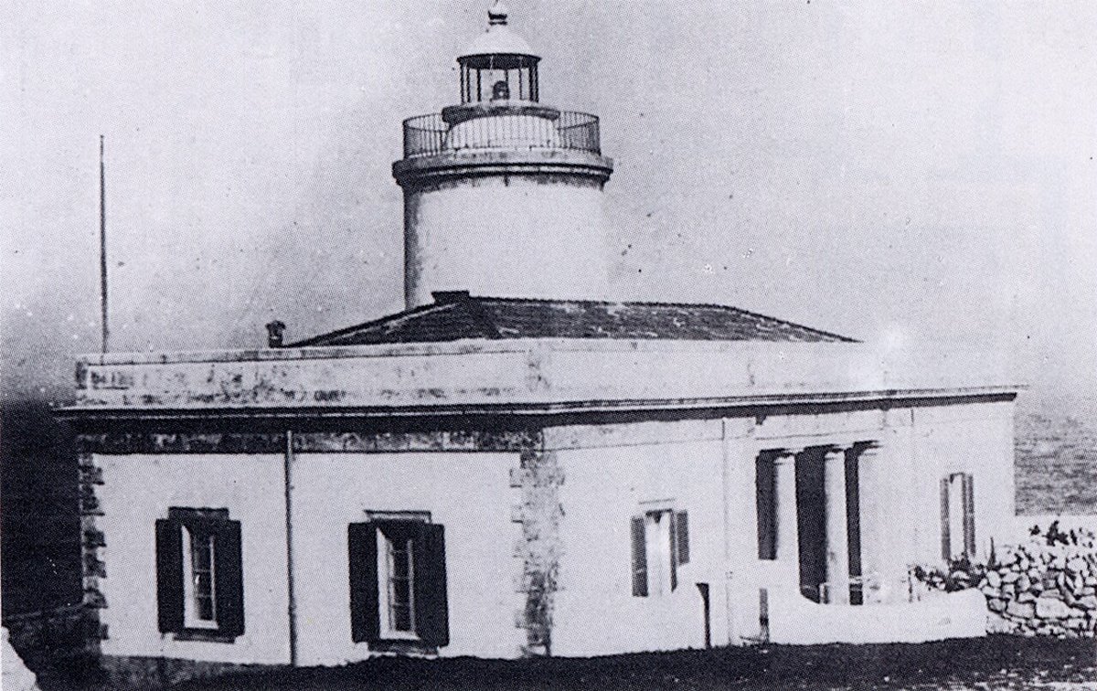 💡 Sabies que…? El Far de Maó – Sant Carles (#Menorca) es trobava tan a prop d’una bateria militar que els torrers havien de fugir quan es feien pràctiques de tir! ⚔️

Es va apagar el 1912 i part del seu material es va reutilitzar per construir el Far de Favàritx.