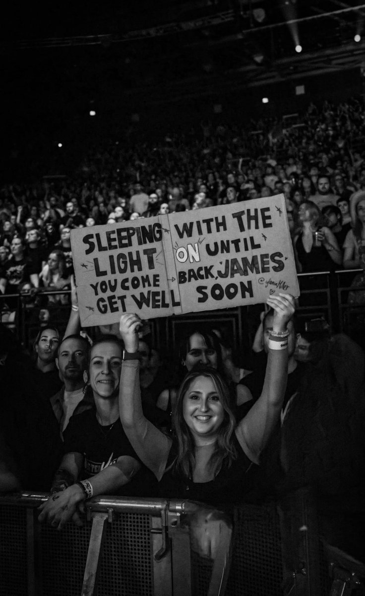 ainelymoon's tweet photo. I mean… it’s official now; going 2round this week, busted, see you Sunday again🇮🇪✌🏼 @Busted @mcflymusic https://t.co/N7JTizexqO