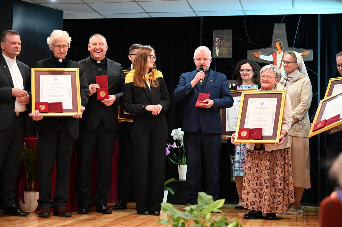 #Zdjęcia z uroczystości wręczenia medali „Benemerenti in Opere Evangelizationis” przyznawanych przez Komisję Episkopatu Polski ds. Misji <a href="/misjepl/">misje.pl</a>: misje.pl/galerie/gala-m…