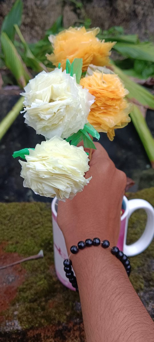 SamvrithaS74429's tweet photo. Coffee cup❌ flower vase✔️ 
I made them alive ✨🌹
Look at the chain in my wrist... Made it.
Follow me ....
#art #flowers #wristchain #nature https://t.co/9XzUQvhReu