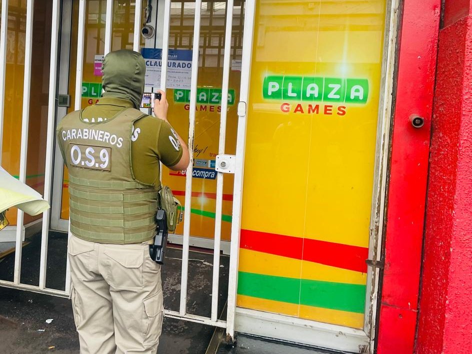 CarabNuble's tweet image. En operativo junto a la Patrulla de Alcoholes de la Prefectura #Ñuble, en contexto de mesa intersectorial de fiscalización, Carabineros del #OS9 detuvo a 3 sujetos por comercio clandestino y oponerse a la acción policial, en intervención a locales de juegos en #Chillán.