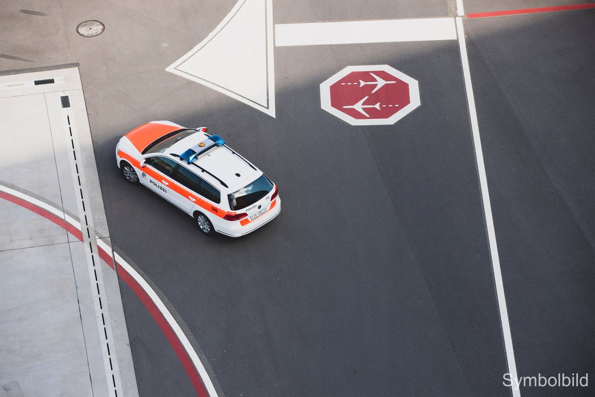 Zürich Flughafen: Die Kantonspolizei Zürich hat in Zusammenarbeit mit dem Bundesamt für Zoll und Grenzsicherheit (BAZG) im dritten Quartal am Flughafen Zürich über 530 Kilogramm Betäubungsmittel sichergestellt sowie mehrere Personen verhaftet.

zh.ch/de/news-uebers…