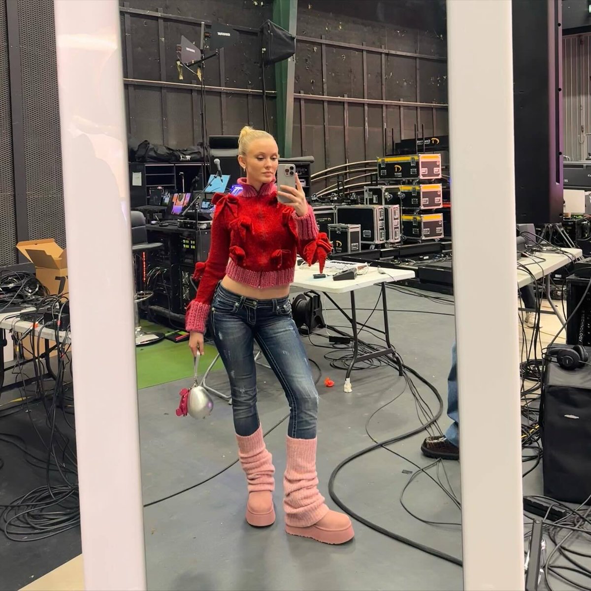 Zara Larsson (@zaralarsson) on Twitter photo Tour is starting next week 😍🤩🌺 Tour is starting next week 😍🤩🌺