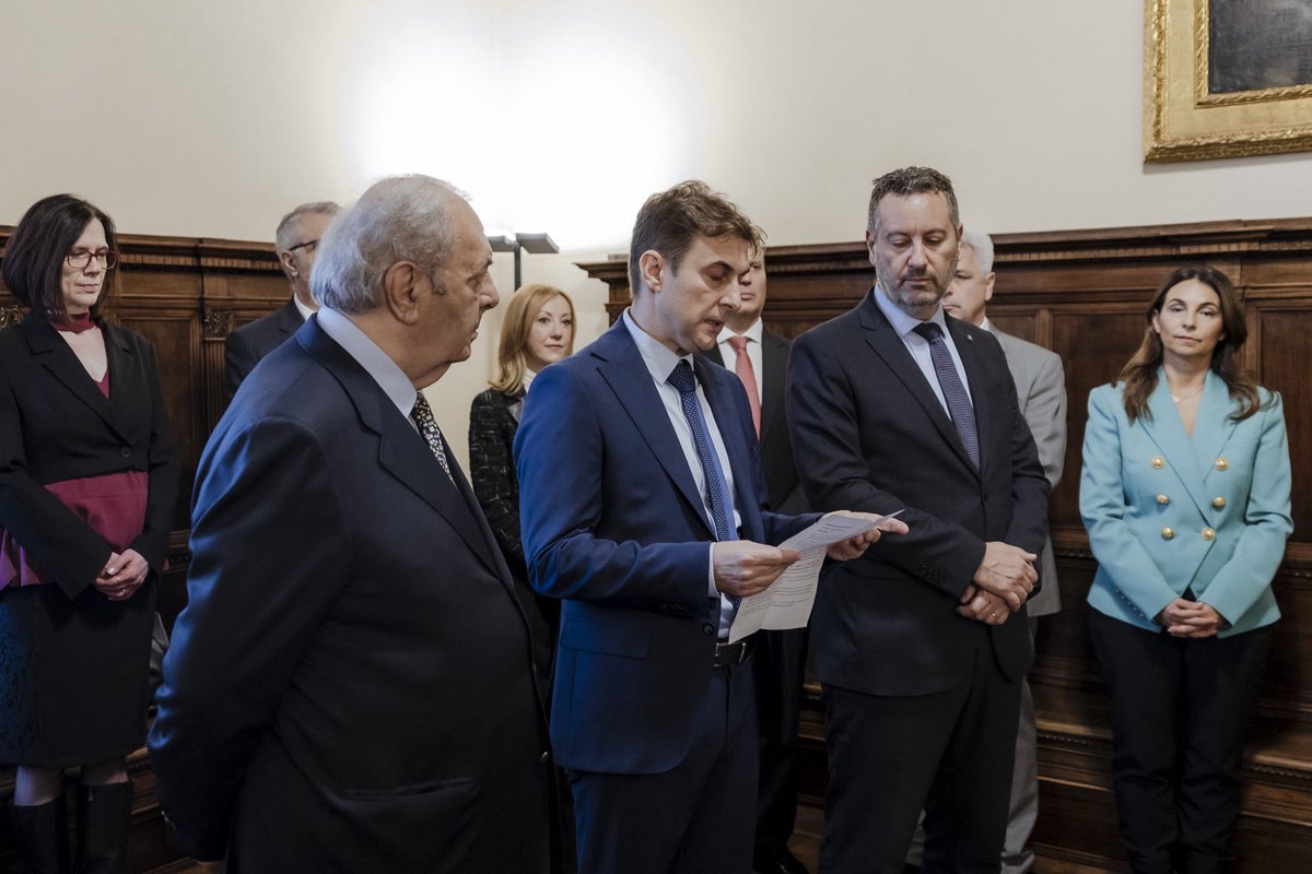 #UDIENZEUFFICIALI 23/10/2025

Udienza degli Ecc.mi Capitani Reggenti Matteo Rossi e Lorenzo Bugli in occasione del 75^ anniversario della Concessionaria Reggini auto e dell’emissione filatelica dedicata.

👇
reggenzadellarepubblica.sm/pub1/ReggenzaS…