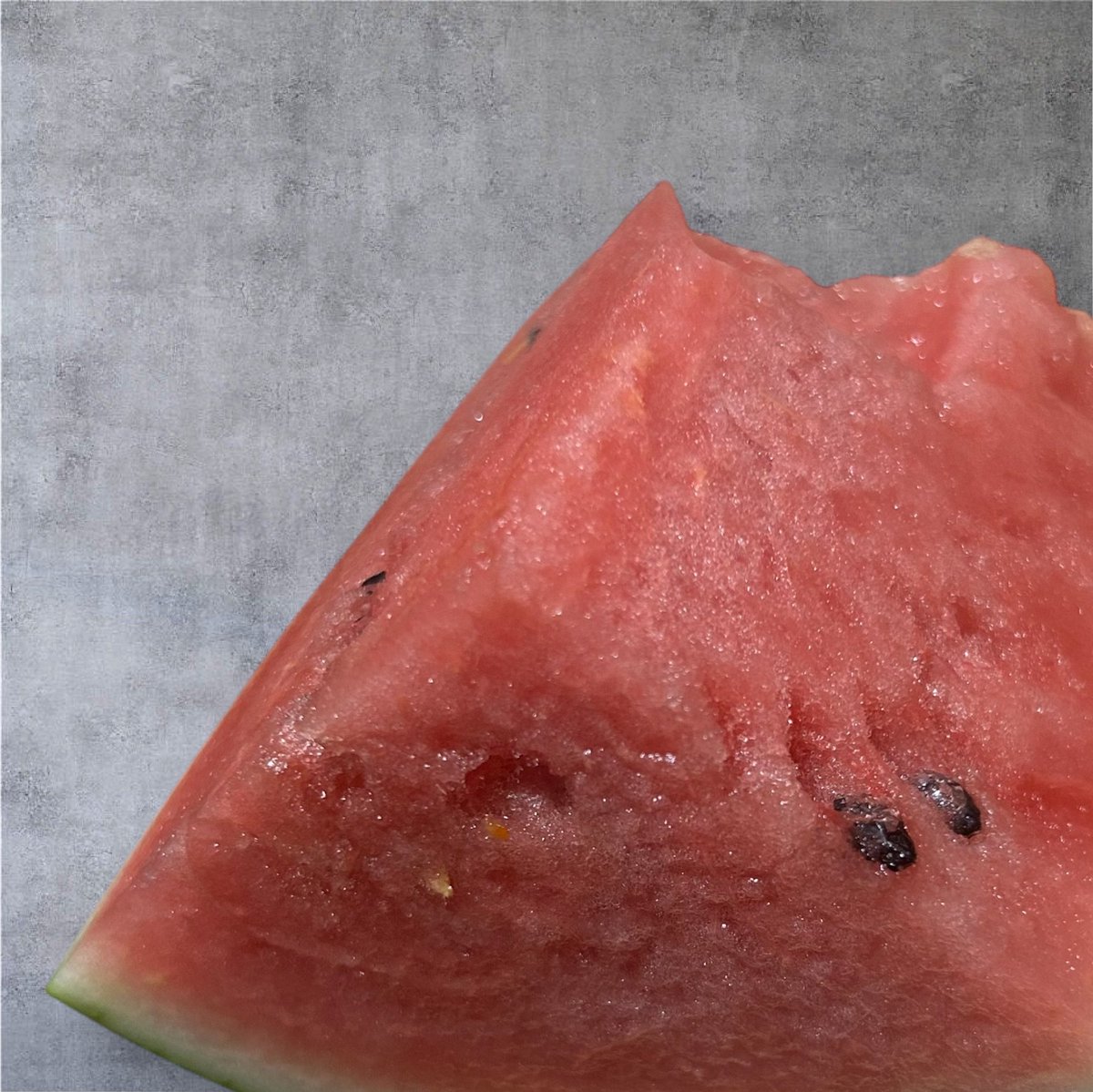 nekosya42's tweet photo. 夏に食べたスイカの皮とか畑に捨てたので、そこから芽吹いた苗からできたスイカ。
こんな寒くなってから大きくなったって、実も熟さないだろうし、きっと食べられない。そうは思いつつ、いくつか実を収穫してきた。
切ってみたら、こんな感じ。普通に美味しいスイカになってた。 https://t.co/G5uLEx2nuA