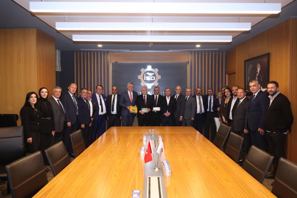 yuksekovatso's tweet photo. 2- Yönetim Kurulu Üyemiz Necati İrinç, Üyelerimiz, İş İnsanları katılım sağladılar. Program, plaket ve hediye takdimi ile devam etti.

Başkanımız ve Üyemiz İş İnsanı Sabri Özel İSO Yönetim Kurulu Başkanı Erdal Bahçıvan'a ve Meclis Başkanı Ender Yılmaz'a yöresel kilimimiz ve https://t.co/YSrL8487mn