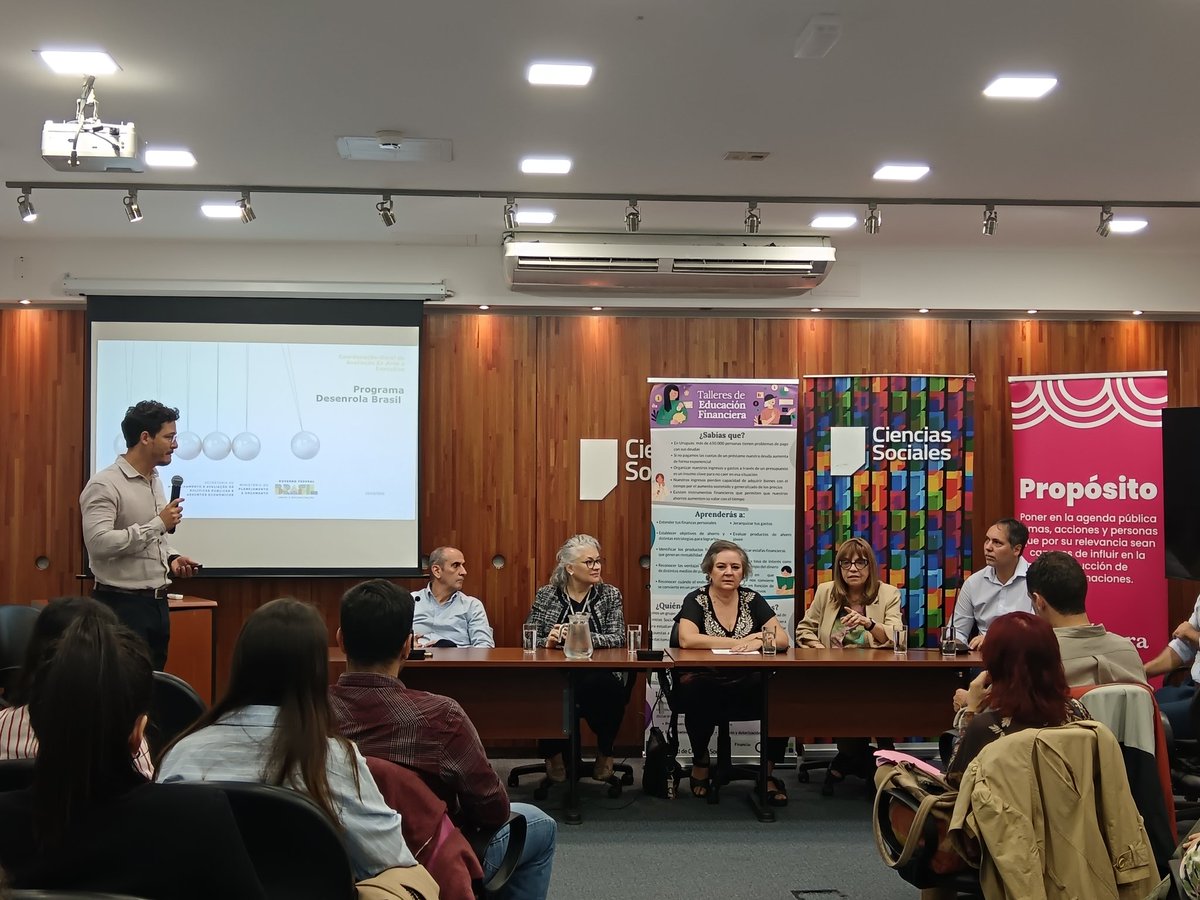 AGORA_UY's tweet image. Arranca el Ágora "Desenrola: educación financiera, información y endeudamiento”con la exposición principal de Filipe Tomaz Figueiredo Duarte de Brasil.
Comparte la experiencia del programa Desenrola y sus impactos