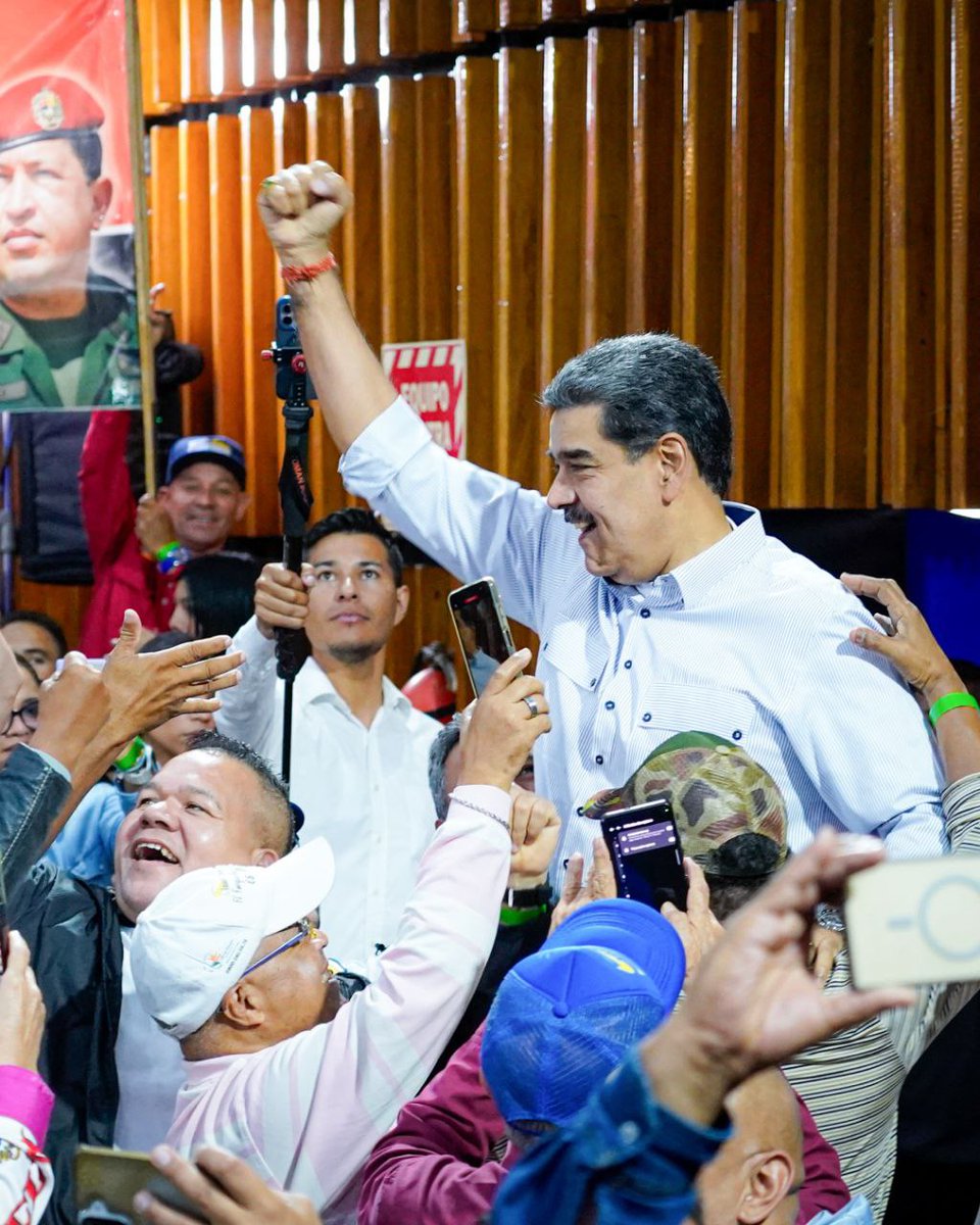 UgarteBri's tweet photo. 🔥 ¡ORDEN DEL DÍA! 🔥
@NicolasMaduro se juramenta con la Constituyente Obrera y pisa firme:
"¡No me dejen por fuera de las asambleas de base!"
🚀 Rumbo al Gran Congreso Obrero (14-16 dic).
El poder nace del pueblo. ¡Vamos por más!
#PoderObrero #ConstituyenteObrera #Maduro 🇻🇪 https://t.co/r0caLPdxLI
