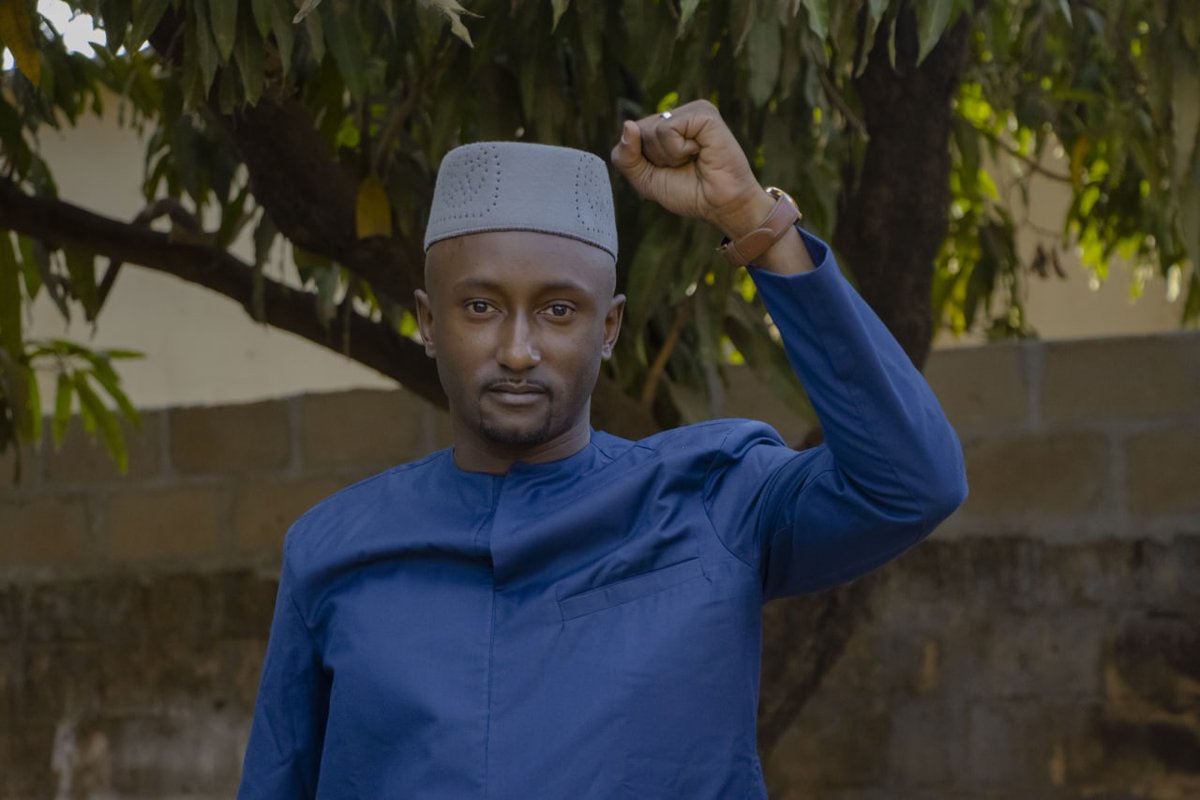 codiallo's tweet photo. Chers compatriotes 🇲🇱,

Nous vivons l’une des épreuves les plus douloureuses de notre histoire récente.

Il n’y a pas de mots assez forts pour décrire ce que nous endurons au #Mali. Une #souffrance qui n’est pas nouvelle, mais que #Bamako découvre aujourd’hui dans toute sa brutalité.

Nous faisons face à un terr@risme qui a décidé de montrer son vrai visage en attaquant des #citernes et en posant des explosifs sur la route des cars de #transport.

À ceux qui doutaient encore, à ceux qui voyaient en ces groupes des acteurs "politiques", ou qui pensaient que tout cela n’était qu’une affaire de "#régime à changer" : comprenez enfin. Ce n’est pas un régime qui est en cause.

⚠️ C’est notre vie, celle de chaque Malien, qui est en jeu.

Depuis le jour où les #sanctions inhumaines de la #CEDEAO ont été imposées, et en raison du fait que notre armée ait continué de monter au front, les groupes terroristes et leurs parrains étrangers ont décidé de nous punir collectivement, de frapper là où ça fera le plus mal. Je l'ai compris très tôt et rien de tout cela ne me surprend.

Je suis profondément fier de nos compatriotes qui tiennent bon, qui refusent la colère et le désespoir, et qui ne tombent pas dans la division que certains cherchent à semer.

Je pense à ceux dont les activités sont ralenties ou à l’arrêt (#importateurs, #chauffeurs, transporteurs, commerçants, artisans) et à tous ceux qui travaillent pour faire vivre le pays. Je partage votre peine.

Je salue le courage exemplaire de nos @DirpaFa (#FAMa) et de notre appareil d'Etat. 

Aucun Malien ne devrait se réjouir de la souffrance du pays car c’est le peuple tout entier qui paie le prix.

Malgré toute cette adversité, je le dis avec force : 💪🏽 Nous tiendrons. Le Mali résistera!

Peut-être que, par cette épreuve, les Maliens comprendront enfin la véritable nature de la #crise : ce n’est pas une affaire de "régime" ou de "#démocratie", mais une tentative claire de #déstabilisation et d’asservissement de notre #peuple.

Comme beaucoup, je suis touché de près. Depuis hier 18h jusqu’à ce matin 11h, je fais la queue à la station, avec mes compatriotes, espérant du carburant pour aller travailler et pour chercher mes enfants à l'école. C'est depuis cette station que j'écris ces mots. Ce qui me réconforte, c’est d’entendre chacun ici dénoncer les terroristes et ceux qui propagent leur discours.

Ce que je vois dans ces files d’attente, c’est un peuple digne : soudé, lucide et debout.

C’est cela, la vraie force du Mali. 🇲🇱

Vive le Mali éternel que nous défendrons face à tous les ennemis, de l’intérieur comme de l’extérieur.

RÉSISTANCE ET COURAGE !

Cheick Oumar Diallo - COD