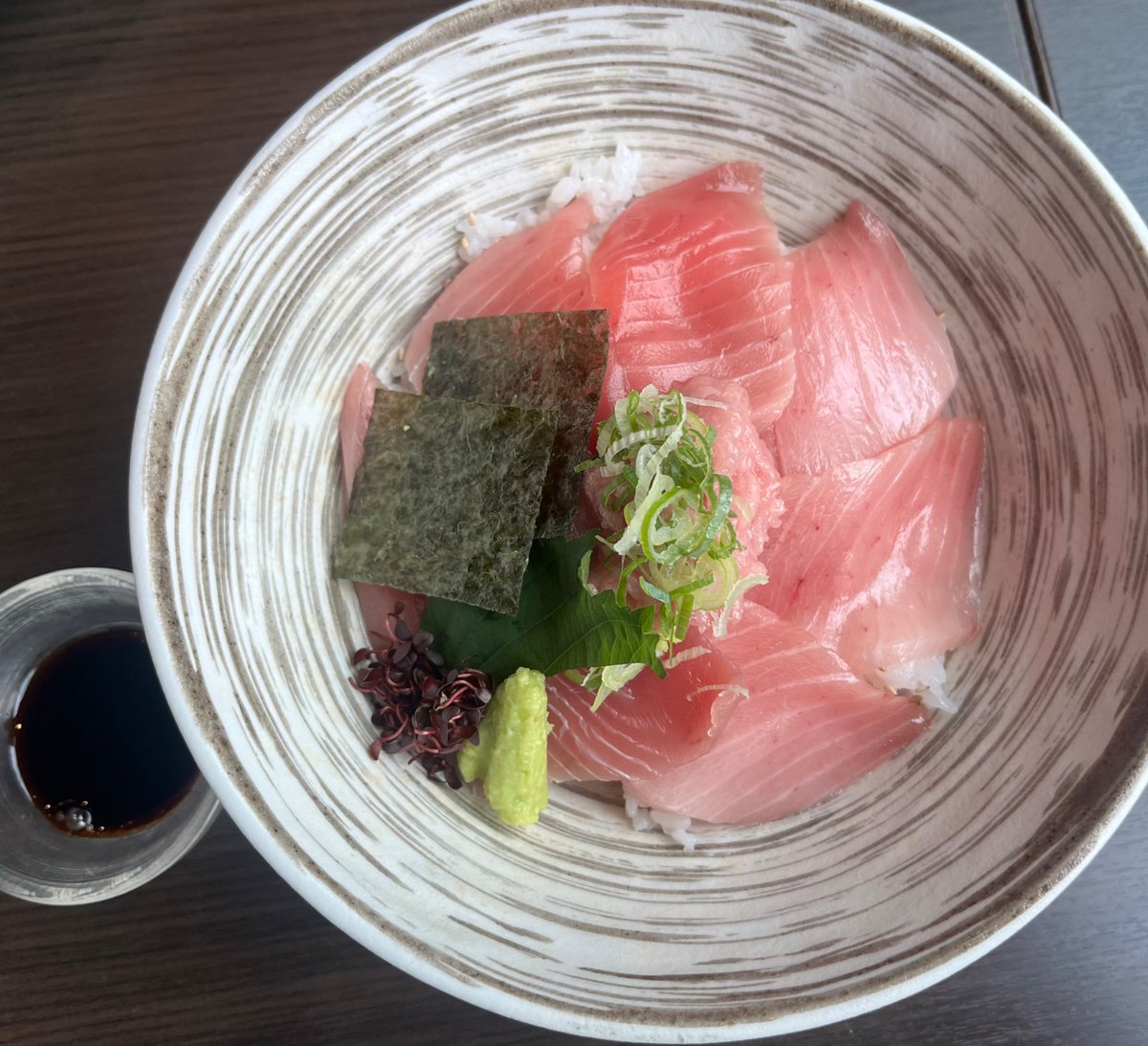 ホテルニューアカオ、コンサートホールみたいなところで海鮮丼たべた😃