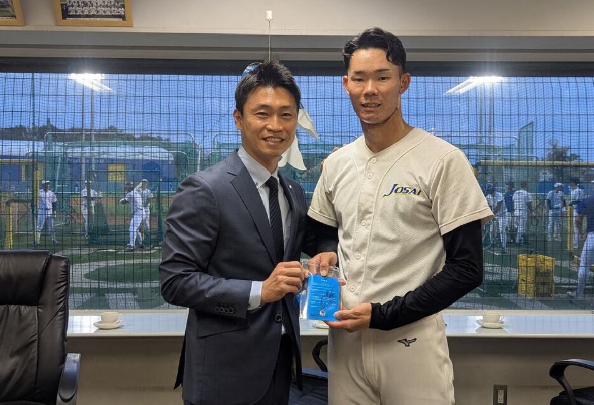 ヤクルトD2位指名・松川玲央「将来的な目標はトリプルスリー」(サンケイスポーツ)

ヤクルトからドラフト2位指名された城西大・松川玲央内野手が24日、埼玉・入間郡にある同大野球部グラウンドで青木GM特別補佐らから指名あいさつを受けた。
news.yahoo.co.jp/articles/8f916…