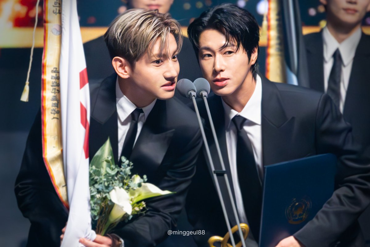minggeul88's tweet photo. 251023 대중문화예술상
동방신기 대통령표창 축하합니다~
행복하세요~
#동방신기 #TVXQ 
#유노윤호 #UKNOW 
#최강창민 #MAXCHANGMIN https://t.co/AVnSIQEhk0