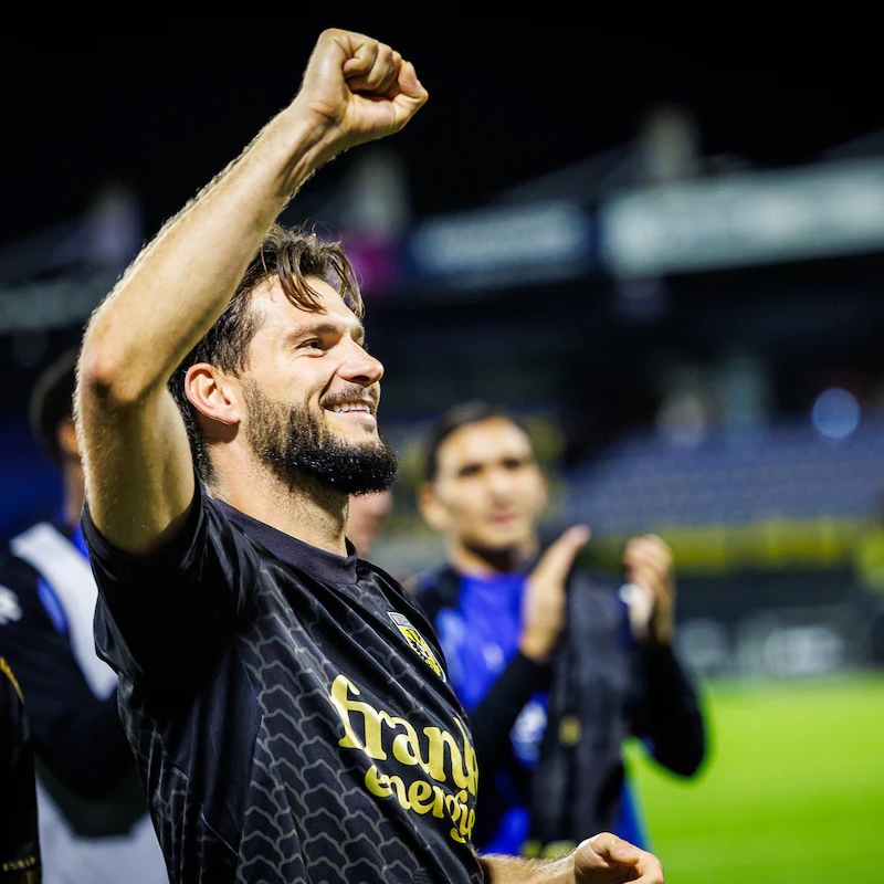 WIN
DIE
SOK
KEN
!!!!!!!

A. Wat wordt Jong Ajax - FC Emmen?
B. Hoeveel goals worden er bij Vitesse - Roda gemaakt door een Duitser?
C. Vallen er meer goals bij ADO - Den Bosch of Willem II - MVV?
D. Noem een kaarten pakker bij Eindhoven - VVV.