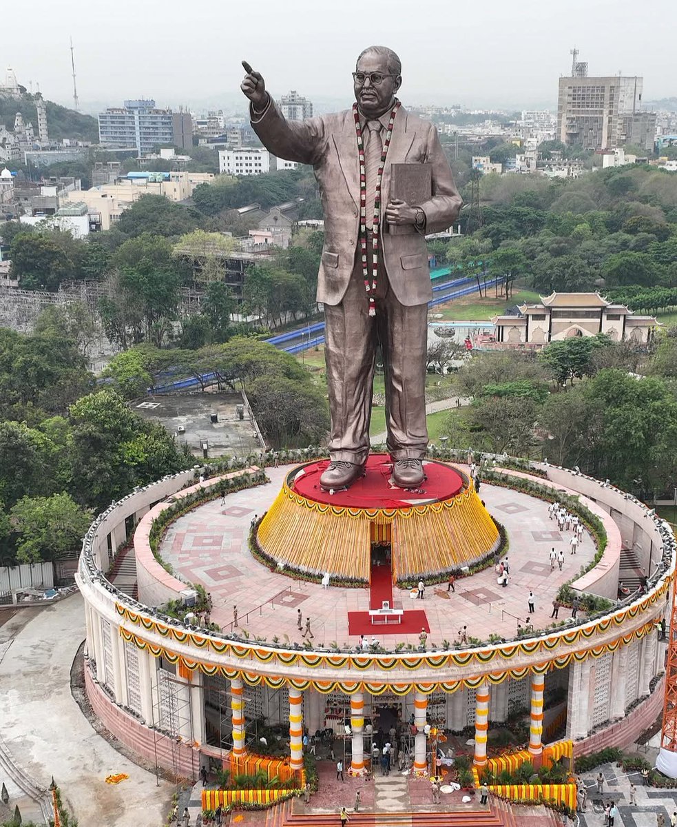 इस समय देश में एक भ्रामक नॉरेटिव प्रसारित करने का एजेंडा कुछ लोगों द्वारा प्रसारित किया जा रहा है की #संविधान_निर्माता #बाबा_साहब #नहीं #बी_एन_राव_जी_थे।
बी एन राव जी का सम्मान है।लेकिन #संविधान_शिल्पी बाबा साहब अंबेडकर #थे #हैं और #सदा_रहेंगे इस अटल सत्य को कोई झुठला नहीं सकता