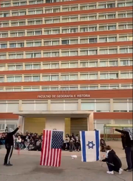 Pocs "estudiants" veig jo per a tant d'edifici...